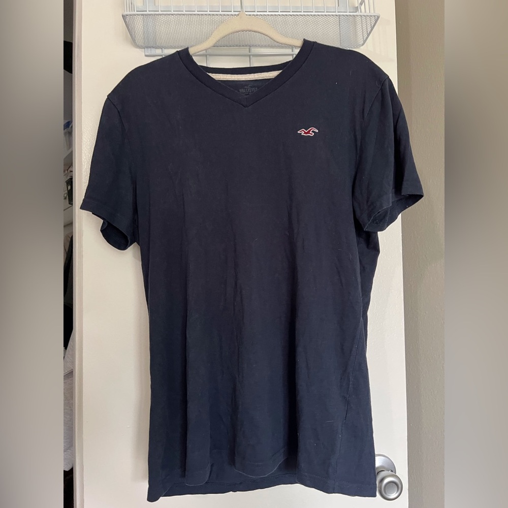 Hollister Men's Dark Blue V-Neck Tee